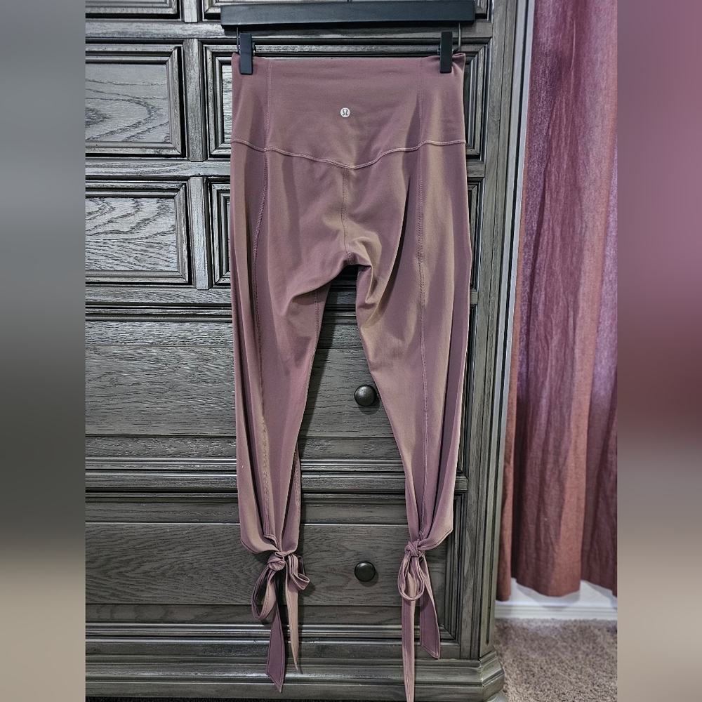Lululemon Crop Aligns Love Knot Strap leggings